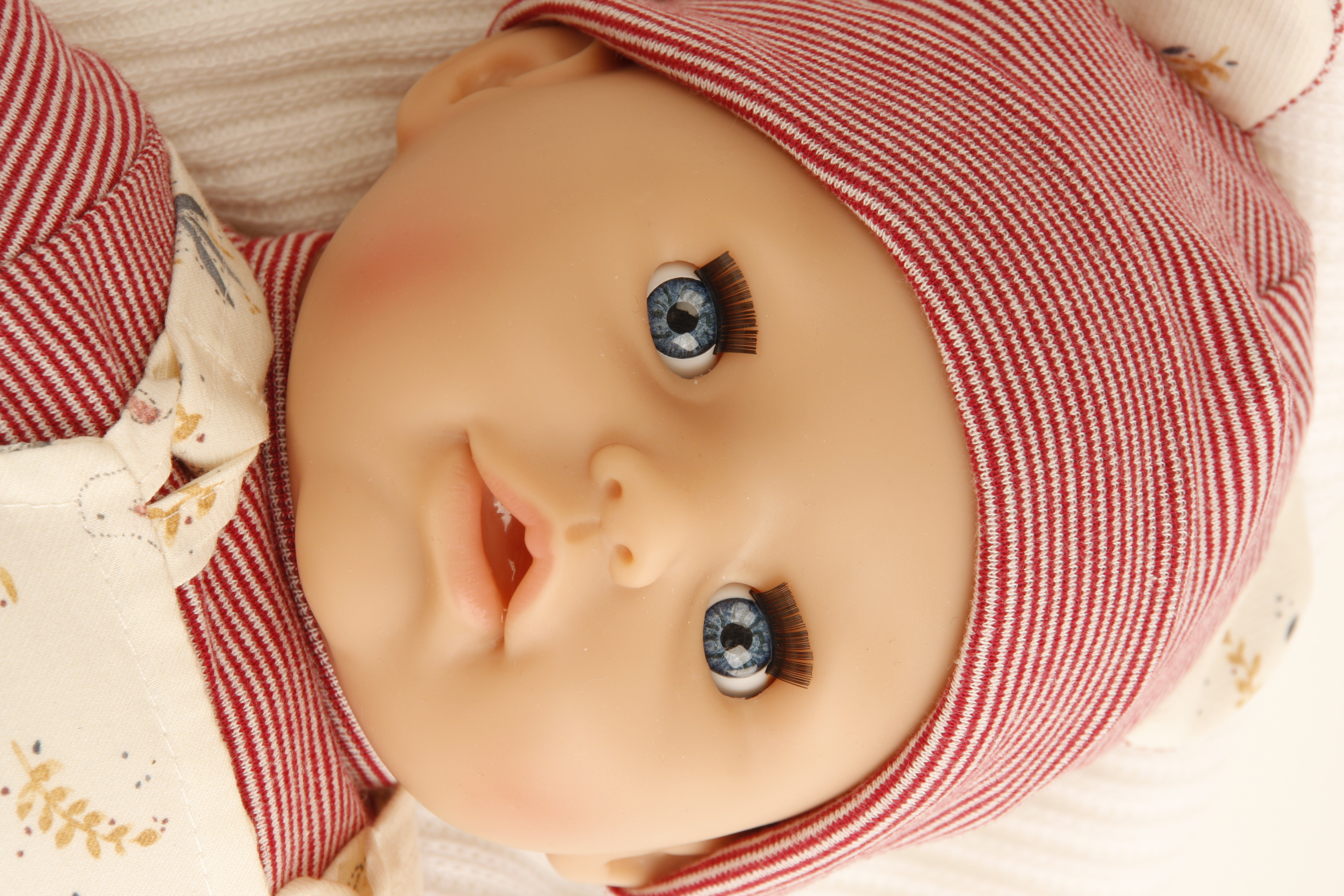 Baby Amy 45 cm mit Schnuller, Malhaar, blaue Schlafaugen, Kleidung rot/weiss