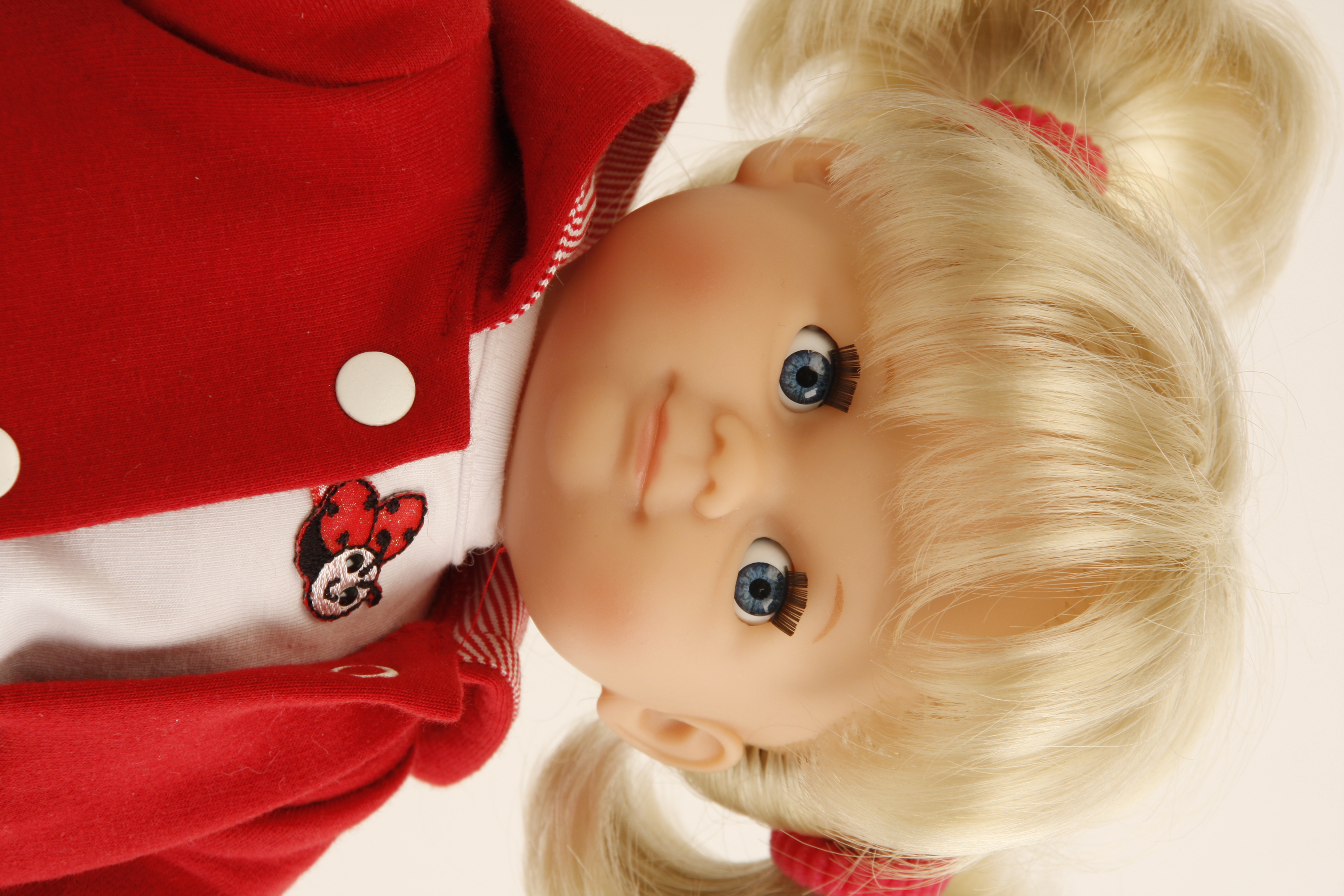 Puppe Schlummerle 32 cm blonde Haare, blaue Schlafaugen, Kleidung Marienkäfer