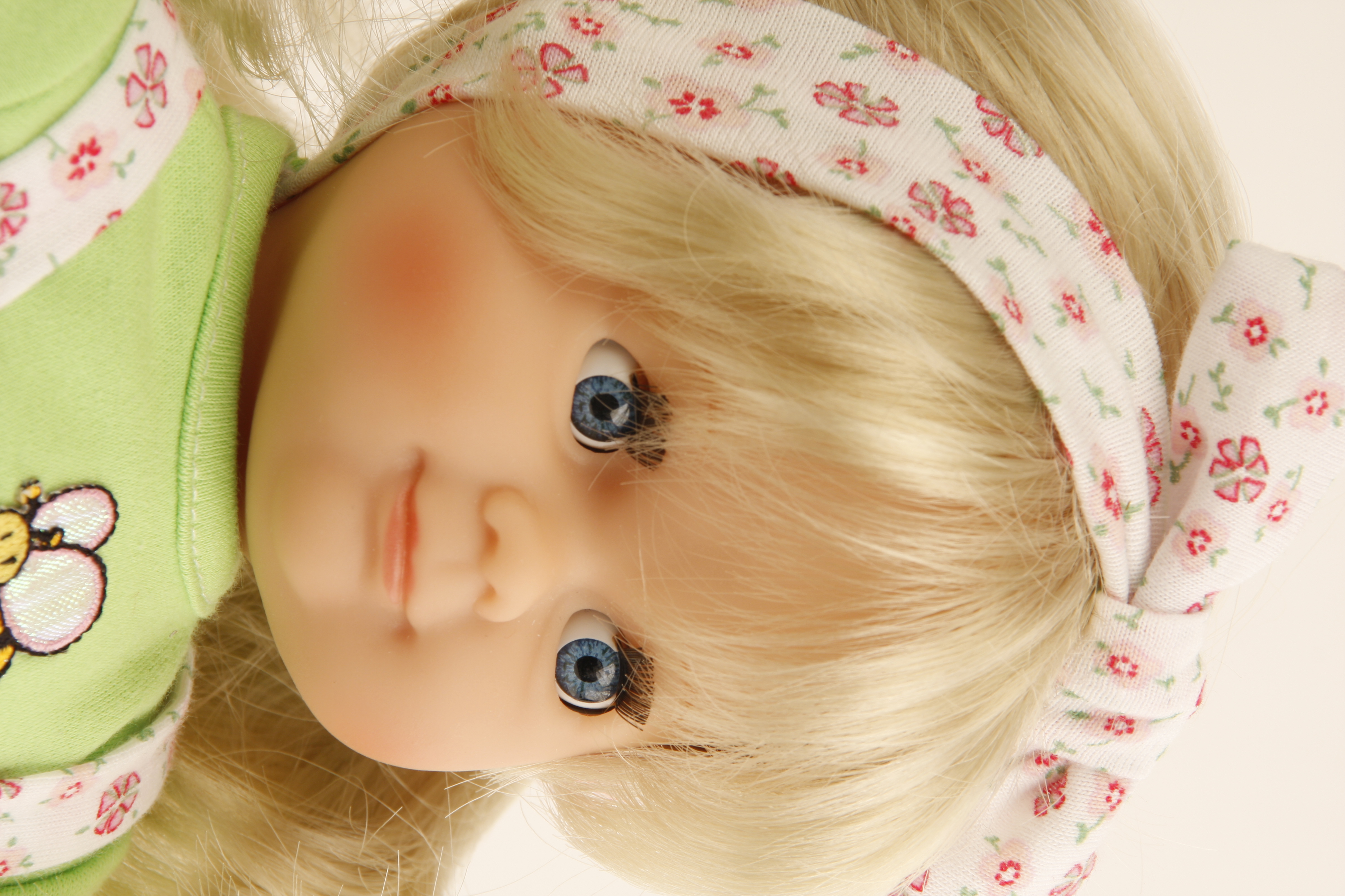 Puppe Schlummerle 32 cm blonde Haare, blaue Schlafaugen, Blumenkleid + Bienchen