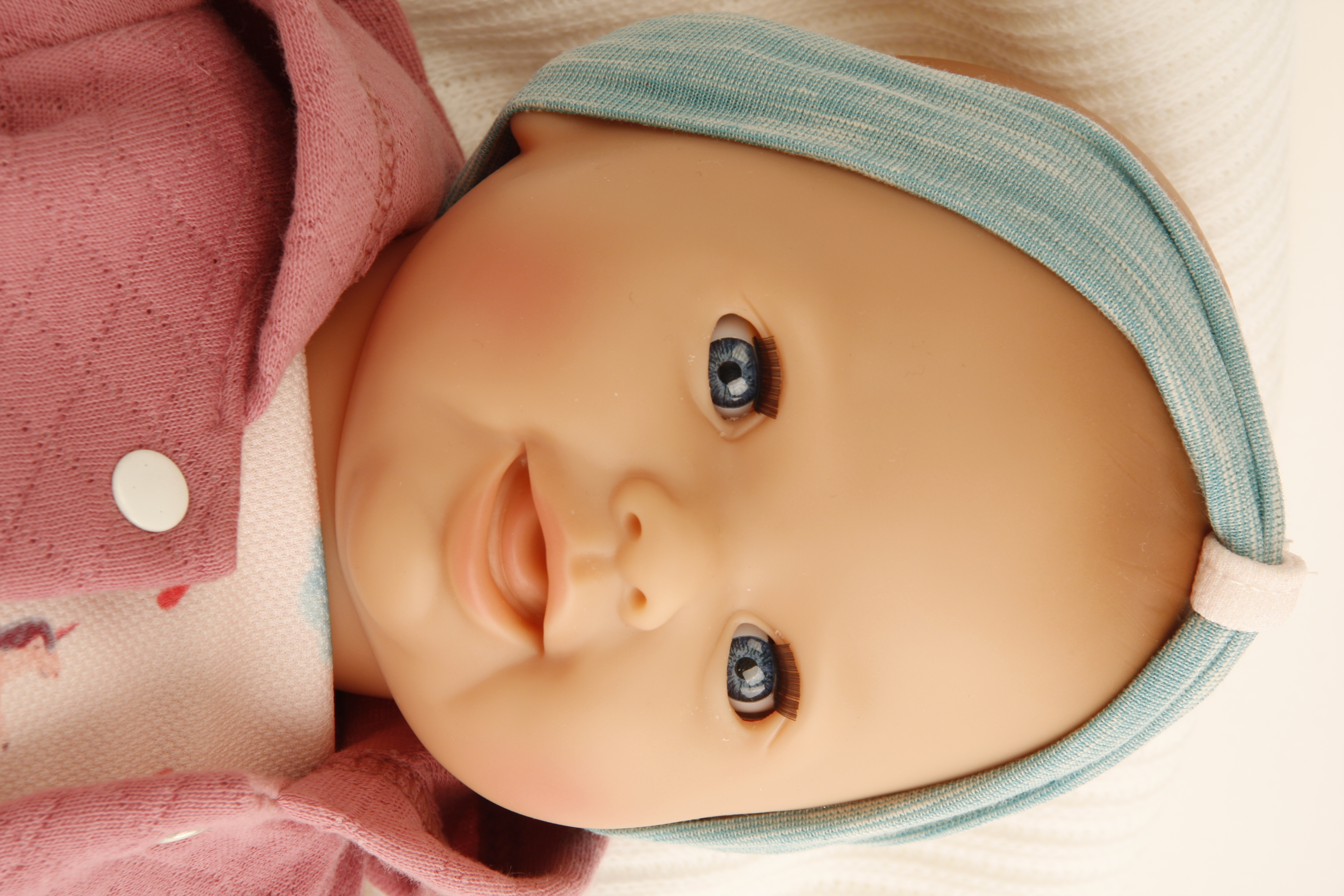 Schnullerbaby Lenchen 37 cm, Malhaar, blaue Schlafaugen, Kleidung weiss/altrose