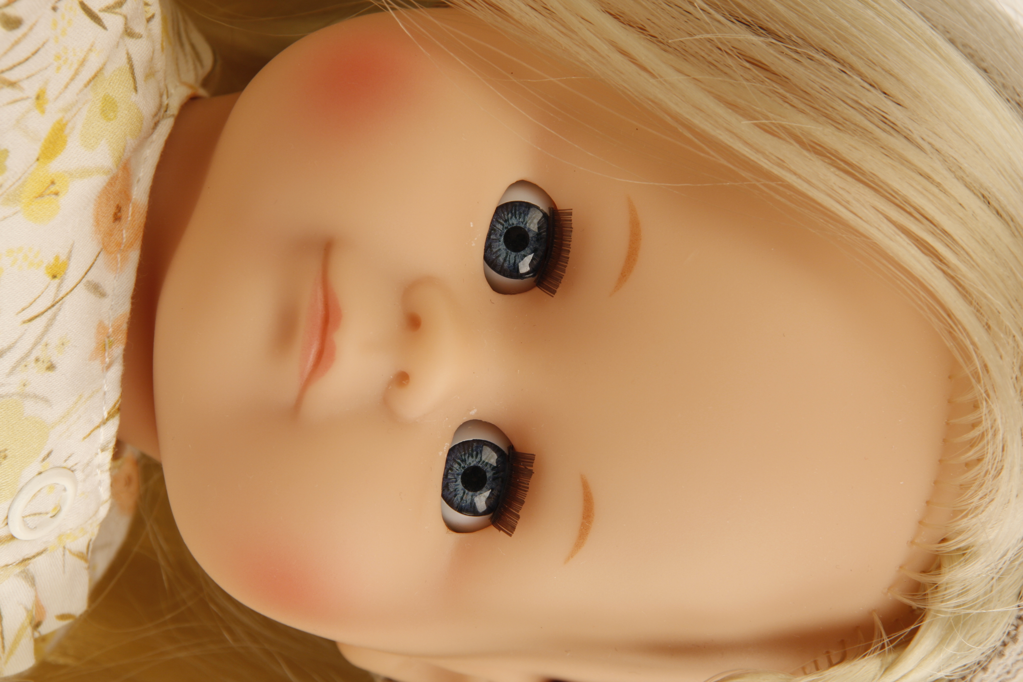 Puppe Schlummerle  37 cm blonde Haare, blaue Schlafaugen,  Kleidung gelb/braun