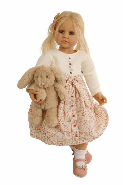 Puppe Johanna von Brigitte Paetsch 70 cm sitzend, blonde Haare, Kleidung weiß/rose