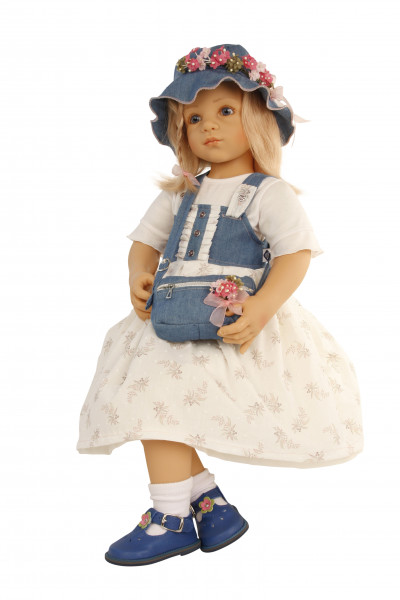 Puppe Alina sitzend von Sieglinde Frieske, blonde Haare, blaue Augen Kleidung blau/weiss