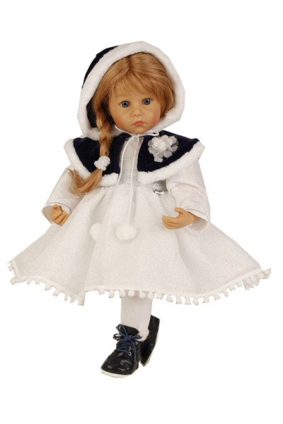 Puppe Elena sitzend 53 cm von Sybille Sauer rotblonde Haare, Winterkleidung weiss/blau