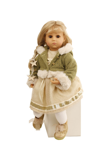 Puppe Elena sitzend 53 cm von Sybille Sauer blonde Haare, Winterkleidung gold/grün