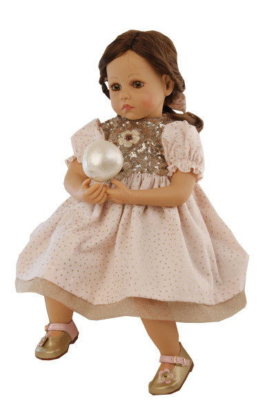 Puppe Elena sitzend 53 cm von Sybille Sauer braune Haare, festliches Kleid rose/rotgold