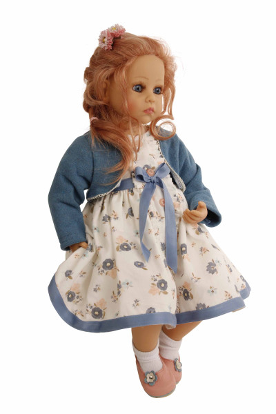 Puppe Elena sitzend 53 cm von Sybille Sauer rote Haare, festliches Kleid in blau/weiss
