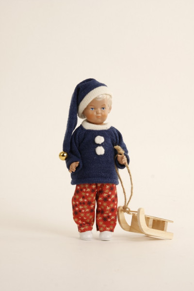 Puppe Hans 18 cm blonde Malhaare, Winterkleidung mit Schlitten
