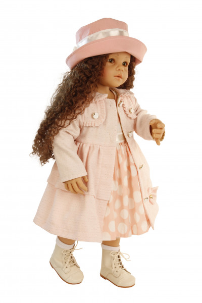Puppe Moni stehend von Sieglinde Frieske, braune Haare, braune Augen, rose Kleidung